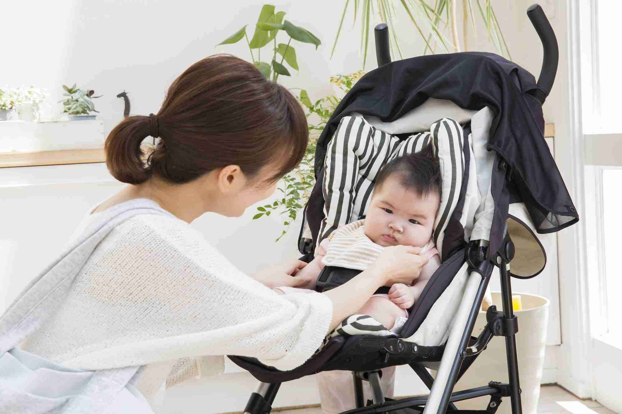 ベビーカーでの外出が怖いママさんの悩み、男性にベビーカーを蹴られたという声も