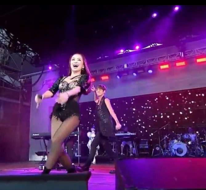 浜崎あゆみ、豊かな谷間強調の春色大人ドレス姿写真公開で「肌のぷるぷるなこと」「春の妖精かよっ」