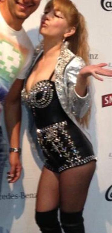 浜崎あゆみ、豊かな谷間強調の春色大人ドレス姿写真公開で「肌のぷるぷるなこと」「春の妖精かよっ」