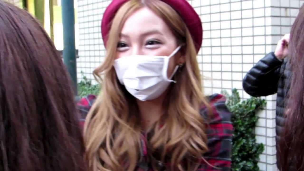 ともちんこと板野友美がファンとの記念撮影会？ - YouTube