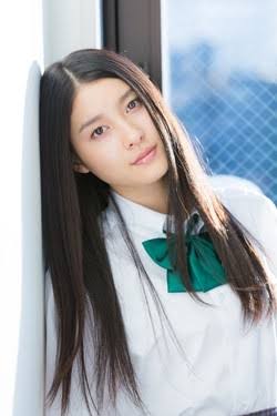 土屋太鳳、大胆肩見せ＆美脚ワンピースで登場…