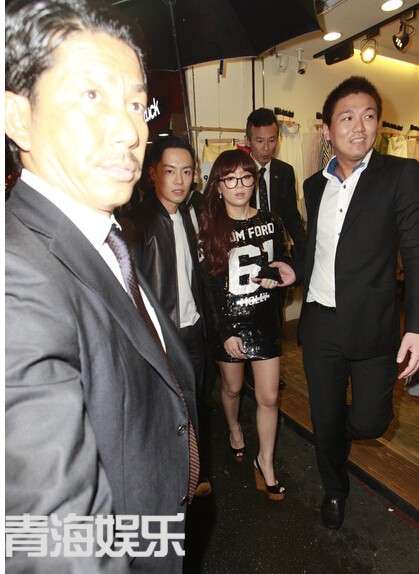 浜崎あゆみ、豊かな谷間強調の春色大人ドレス姿写真公開で「肌のぷるぷるなこと」「春の妖精かよっ」