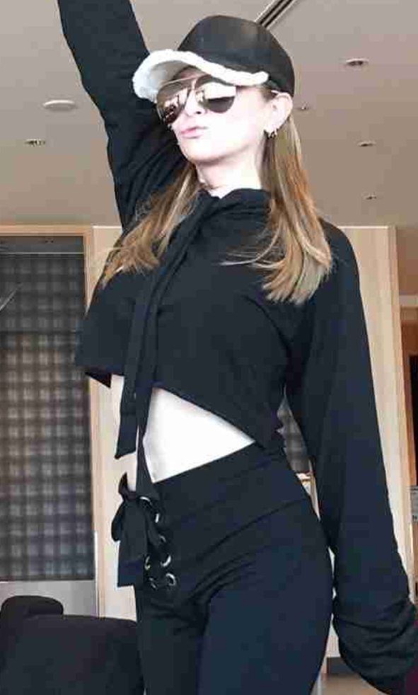 浜崎あゆみ、豊かな谷間強調の春色大人ドレス姿写真公開で「肌のぷるぷるなこと」「春の妖精かよっ」