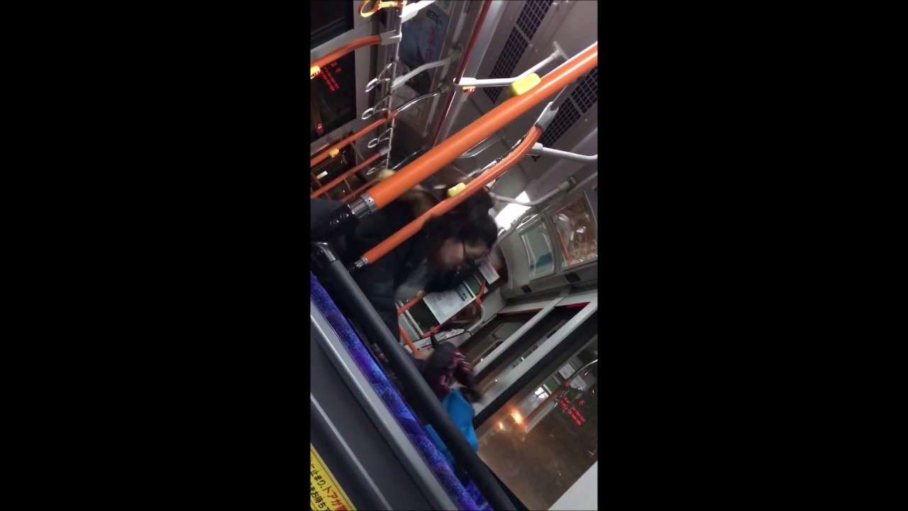 【閲覧注意】バスでガキにおばさんと言われた20代ババア、子供にガチ暴行【続報あり】 - YouTube