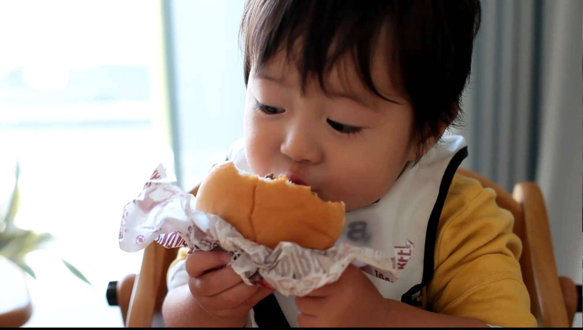 世界一ハンバーガーをおいしそうに食べる1歳児 - YouTube