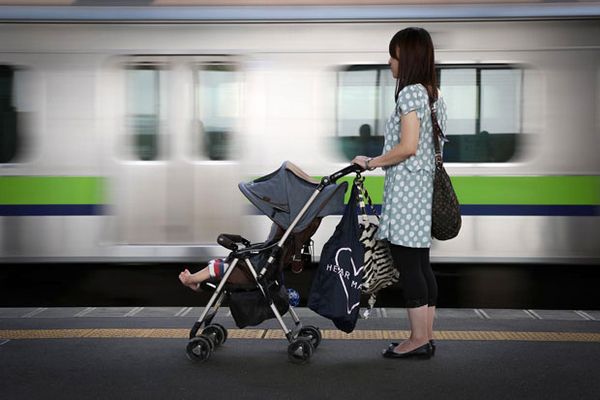 「ベビーカーの1歳児が突然、男に殴られた」事件に怒りの声