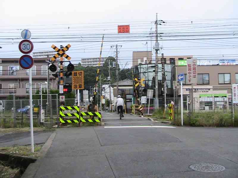 狭い踏切、「すれ違い」交渉中に車と特急衝突