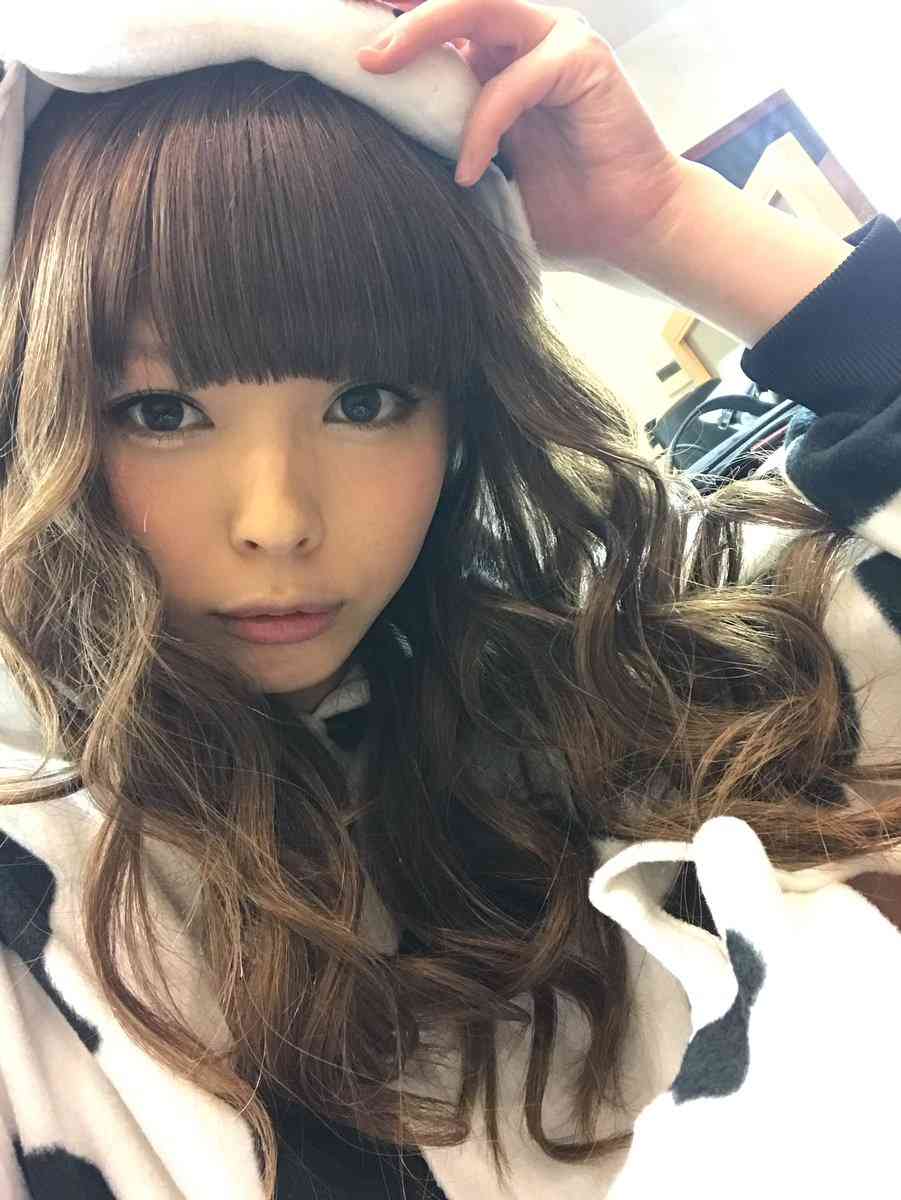 最上もが、茶髪ロングヘアの