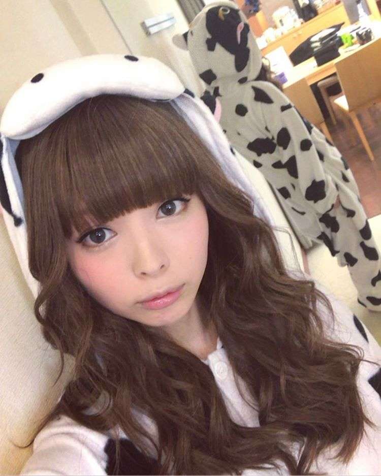 最上もが、茶髪ロングヘアの