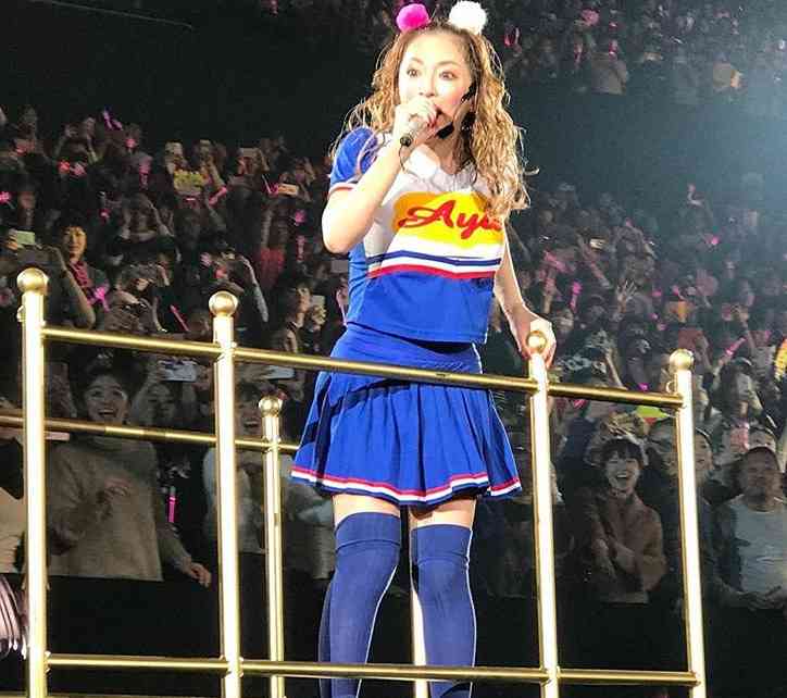 浜崎あゆみ、男性引き連れた「ブルゾンあゆみ」姿に反響　小顔っぷりに驚く声も