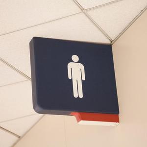 女性用トイレが大混雑！男性用トイレを使うのはマナー違反？