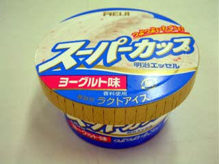 スーパーカップで初のフルーツヨーグルト味！初夏にぴったりの爽やかさ