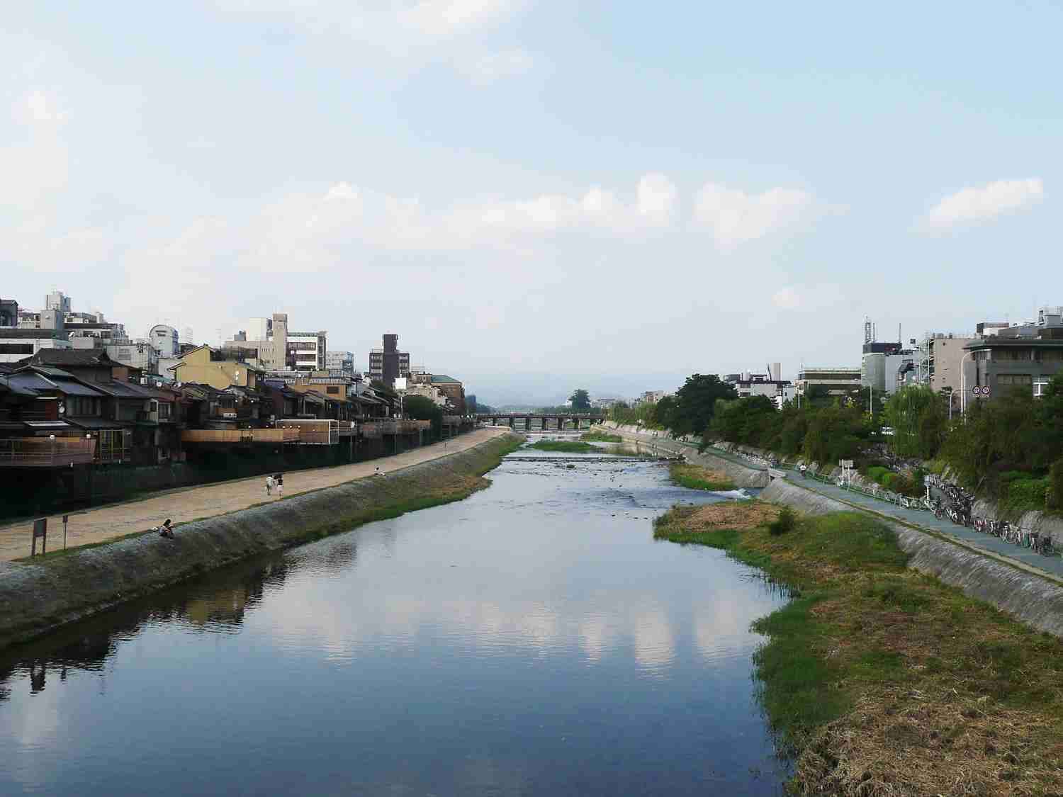 京都・鴨川に座る女子高生を35メートル先の対岸から盗撮 容疑で26歳男を逮捕