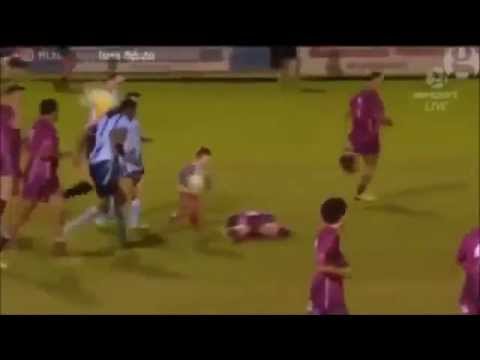 ラグビーの試合中に子供が乱入!そこで見せた選手の対応が...。 - YouTube