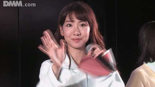 小嶋陽菜卒業公演での“疑惑の写真”が話題　柏木由紀は泣いてるのか笑っているのか…