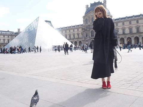 浜崎あゆみ、男性引き連れた「ブルゾンあゆみ」姿に反響　小顔っぷりに驚く声も