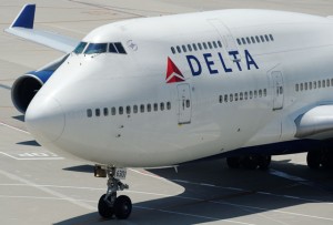 デルタ航空、席譲る乗客に最大百万円　定員超過で補償