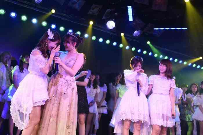 小嶋陽菜卒業公演での“疑惑の写真”が話題　柏木由紀は泣いてるのか笑っているのか…