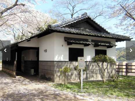 大分県臼杵市内の公園の公衆トイレ屋根裏に3年間「住む」男逮捕「前の人もいたので」