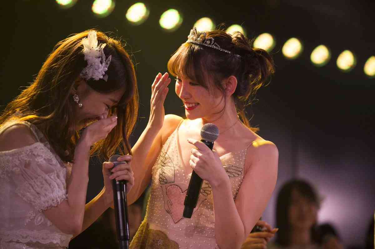 小嶋陽菜卒業公演での“疑惑の写真”が話題　柏木由紀は泣いてるのか笑っているのか…