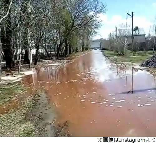ロシアにあるペプシコーラの貯蔵庫が崩壊 川へと注ぎ込む事故