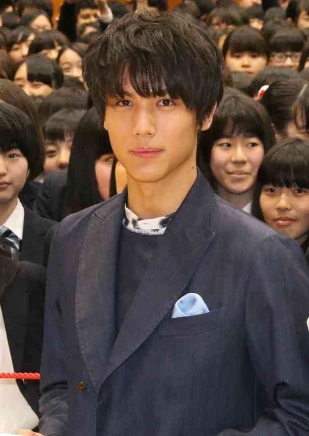 中川大志：サプライズ登場に高校生1200人大興奮　生徒への“頭ポンポン”に悲鳴も - MANTANWEB（まんたんウェブ）