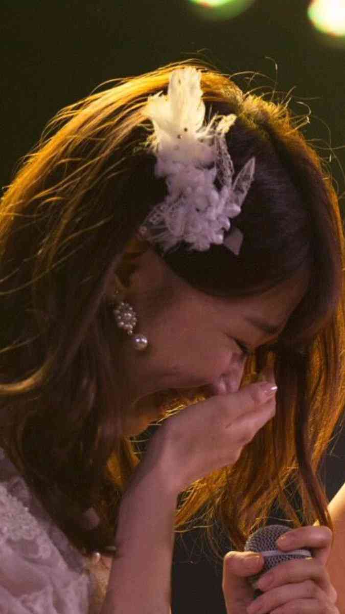 小嶋陽菜卒業公演での“疑惑の写真”が話題　柏木由紀は泣いてるのか笑っているのか…