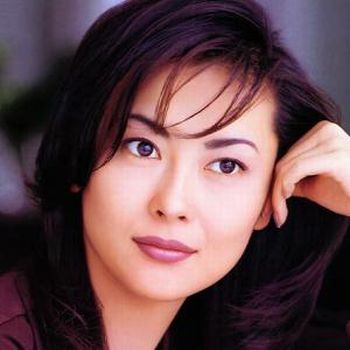 中山美穂：白エプロン＆ヘッドドレス　可愛らしいメイド姿で登場