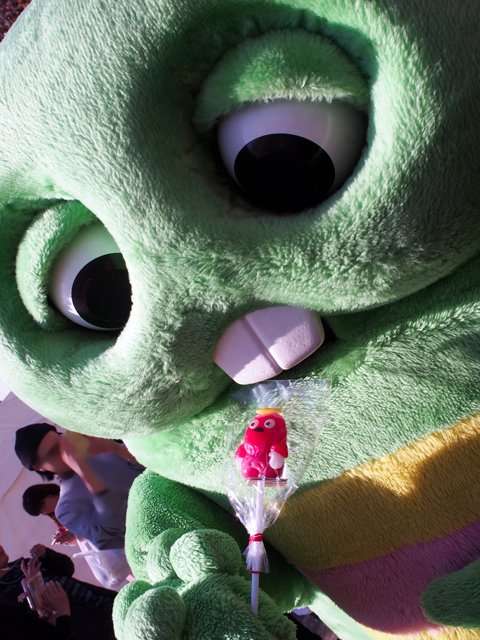 子どもが泣いて逃げるレベル！ ガチャピンさんの『自撮り』に震撼