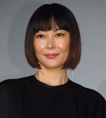 中山美穂：白エプロン＆ヘッドドレス　可愛らしいメイド姿で登場