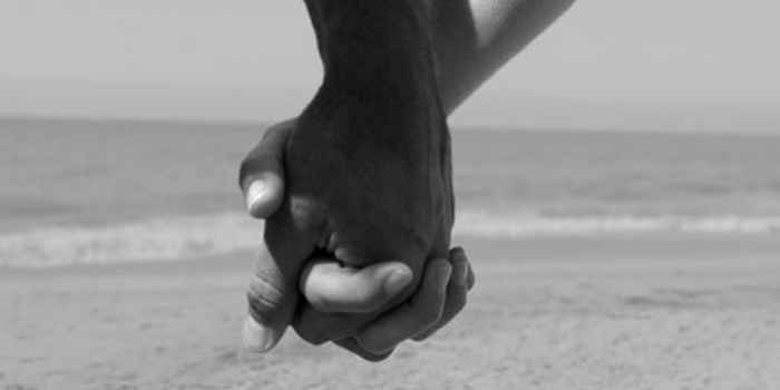 レズビアンの母2人に育てられた女性が「ゲイの結婚に反対」を表明