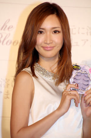 紗栄子、ピンクブルマ披露で「写真集を!」の声
