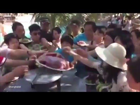 醜い中国人観光客　バイキング料理、フルーツ編　30秒動画 - YouTube