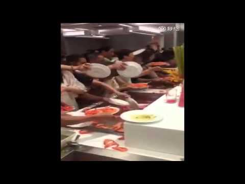 中国人観光客がレストランで海老を奪い合う様子 - YouTube