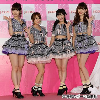 小嶋陽菜卒業公演での“疑惑の写真”が話題　柏木由紀は泣いてるのか笑っているのか…