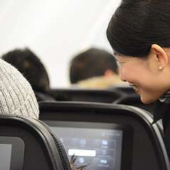 航空会社の“神対応”に歌手が感動…母親の遺影を「お客様」対応