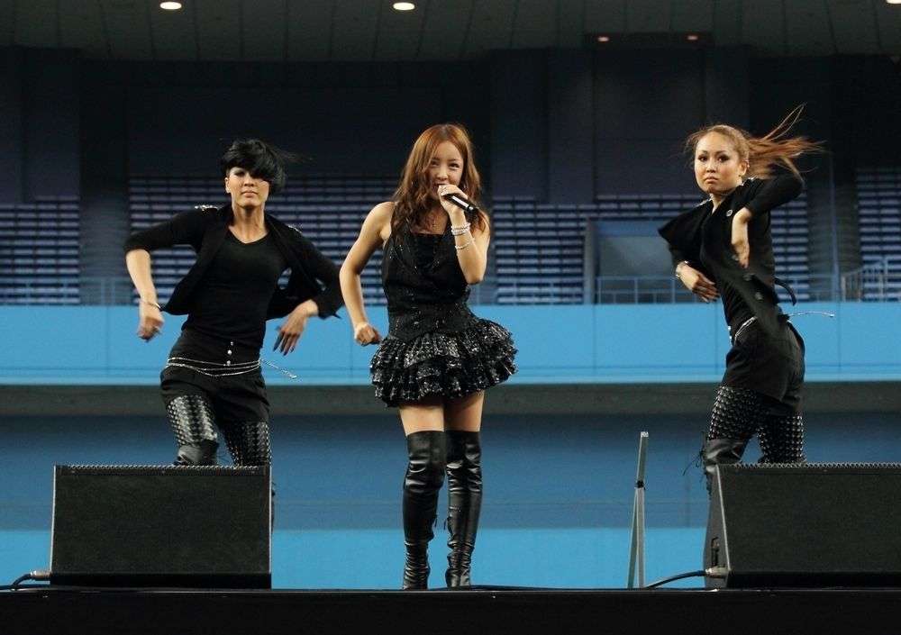 板野友美、美ヒップ強調のSEXYビキニショットが話題「スタイル良すぎ」