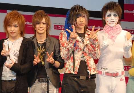 ゴールデンボンバー『Mステ』で新曲“無料配布” CD不況訴え配信用「QRコード」映す