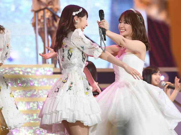 小嶋陽菜卒業公演での“疑惑の写真”が話題　柏木由紀は泣いてるのか笑っているのか…