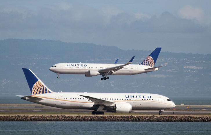             米ユナイテッド航空、結婚式に向かうカップルを航空機から降ろす| ロイター
