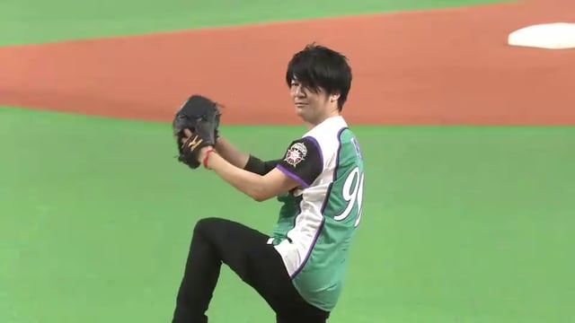 いろんなプロ野球の始球式が見たいです。