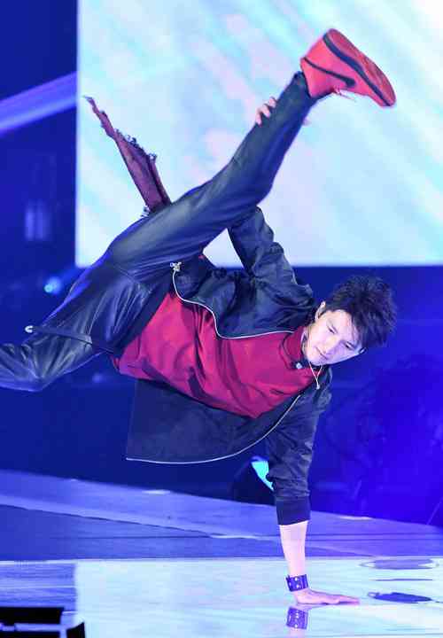 田口淳之介：ガールズアワード初登場で躍動！　キレキレダンスで2曲熱唱