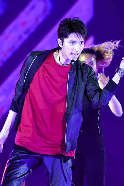 田口淳之介：ガールズアワード初登場で躍動！　キレキレダンスで2曲熱唱