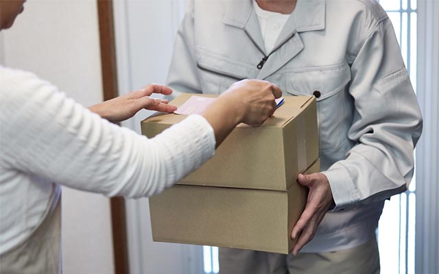「荷物を受け取り、渡すだけの簡単アルバイト」　それ、詐欺かも