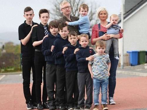 奇跡的な確率、なんと10人の子ども全員が男の子…スコットランドのファミリー:らばQ