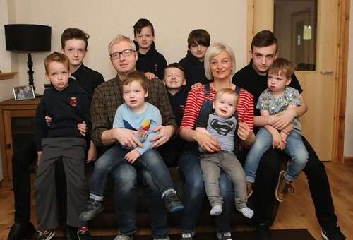 奇跡的な確率、なんと10人の子ども全員が男の子…スコットランドのファミリー