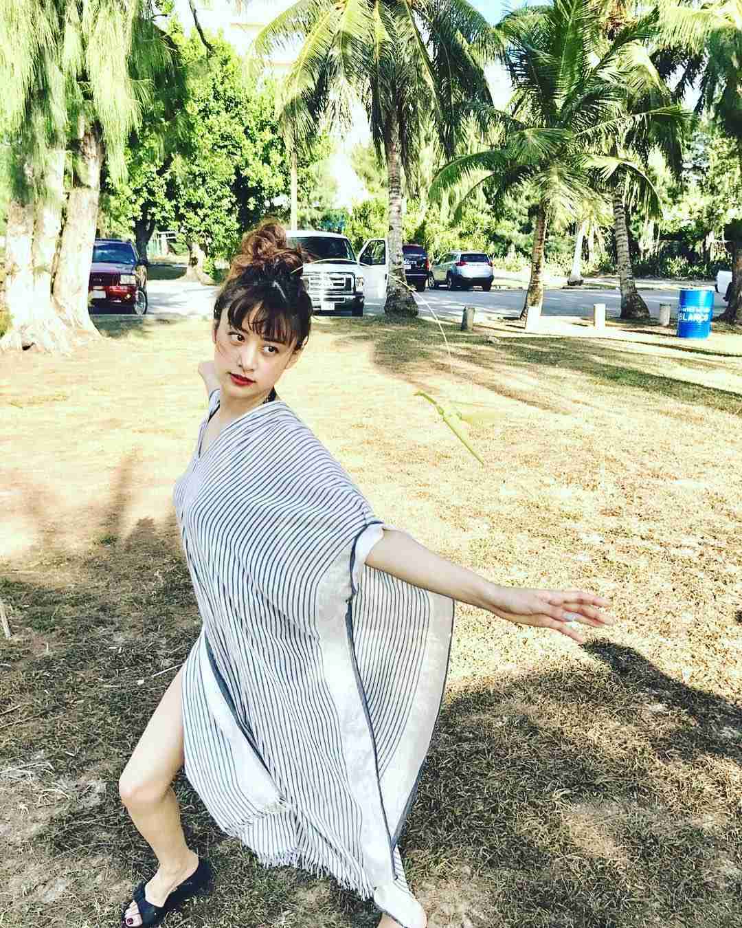 山本美月、太もも大胆あらわで「見えちゃいそう」の声も