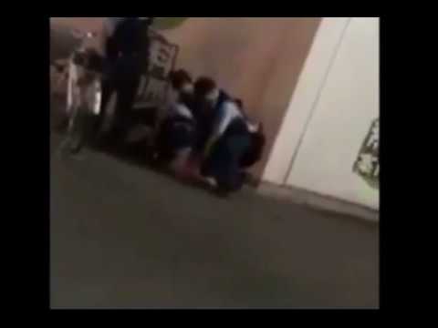 警察官が逮捕時に3回ひざ蹴り！ - YouTube