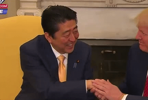 トランプ大統領、他国首相「押しのけ」非難殺到　ハリポタ作者「小さい男」