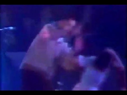 松田聖子が金属バットで暴漢に襲撃される瞬間　AKB川栄李奈、入山杏奈だけじゃなかった！芸能人がアイドルが襲われる動画 - YouTube